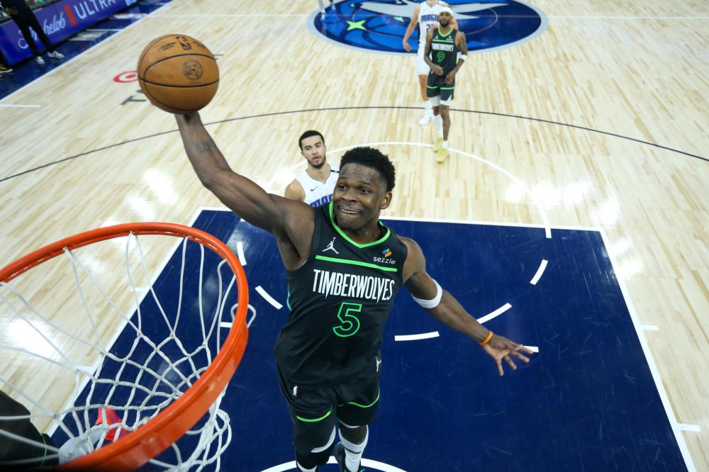 半场战报：斯图加特0-0霍芬海姆（半场战况：斯图加特与霍芬海姆0-0暂时僵持）